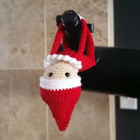 [Free Pattern] Bring Christmas Magic To Your Family With This Super-Cute Elf On The Shelf - Knit And Crochet Daily Elf Crafts, Crocheted Christmas, Crochet Xmas, Crochet Christmas Decorations, Holiday Crochet, Crochet Christmas Ornaments, Christmas Crochet Patterns, Christmas Knitting, On The Shelf