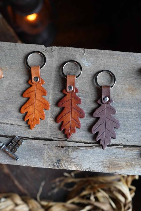 Leaf Keychain, Crea Cuir, Diy En Cuir, Leather Keychains, Leather Scrap, Natural Magic, Leather Craft Projects, Leather Leaf, Leather Ideas