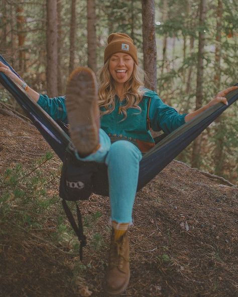 Courtney Steeves, Aesthetic Self Portrait, Spring Hiking Outfits, Outfits Guide, Outdoorsy Aesthetic, Cute Hiking Outfit, Outdoorsy Style, Hiking Outfits, Spring Hiking