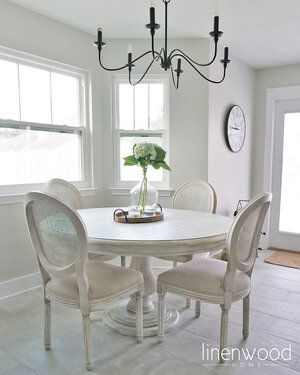 Round Table Dining Room Chairs, Round White Kitchen Table And Chairs, Elegant Breakfast Table, Circle Breakfast Table, Breakfast Table Design, Breakfast For Dinner Party, Breakfast Table Ideas, Aesthetic Dining Table, Round Breakfast Table