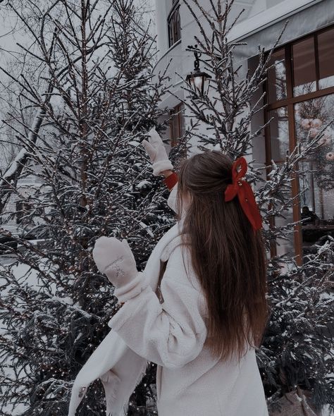 Winter Profile Picture, Romanticizing Winter, Faceless Pfp, Winter Pfp, Winter Moodboard, Faceless Portraits, Brunette Aesthetic, Aesthetic Post, Dark Curly Hair