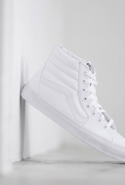 VANS Pure White Sk8hi Edge Fashion, Urban Style Outfits, Sneakers Vans, Outfits Streetwear, Skate Wear, Tokyo Fashion, Sk8 Hi, Men Fashion Casual Outfits, Street Outfit