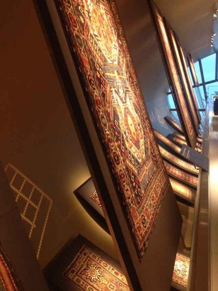 Azerbaijan Carpet Museum’s exhibition display Carpet Showroom Design, Carpet Exhibition, Carpet Store Design, Rug Showroom, Fabric Store Design, Galleries Architecture, Museum Display, Axminster Carpets, Dark Carpet