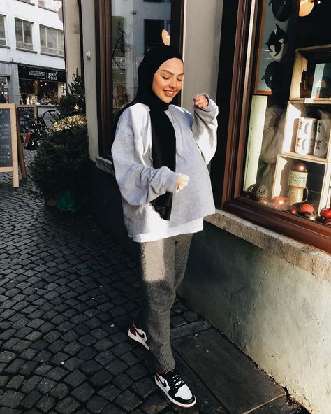 Instagram'da samia: “Jepsss still alive and still pregnant. These past weeks were pretty hard but alhamdoulilah I've hit the 36 weeks this week! Let the…” Pregnancy Outfits Casual, Mom Daughter Outfits, 36 Weeks, Outfits Hijab, Pretty Pregnant, Long Skirt Fashion, Hijab Style Casual, Stylish Maternity Outfits, Casual Hijab