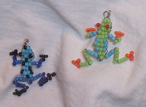 Beaded Animals Patterns Free, Frog Pony Bead Pattern, Seed Bead Dinosaur, Small Pony Bead Patterns, Seed Bead Crafts Diy Free Pattern, Beaded Possum, Pony Bead Frog, Frog Bead Pattern, Seed Bead Animals Patterns