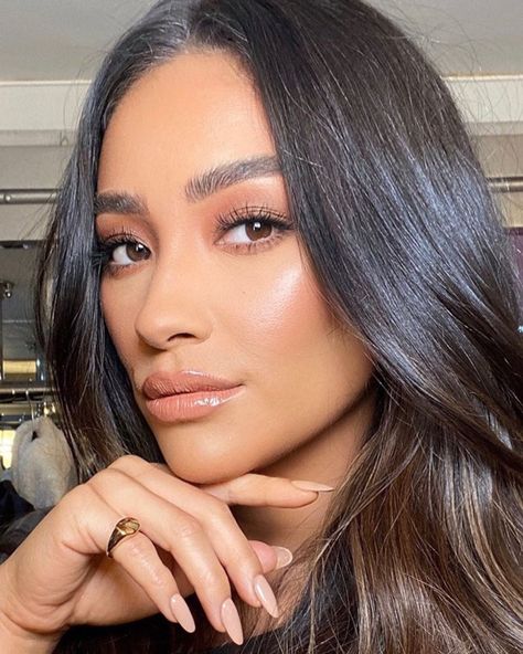 Shay Mitchell Makeup, Shay Mitchell Hair, Asian Bridal Makeup, Classy Makeup, Glam Wedding Makeup, Peach Makeup, Wedding Makeup For Brown Eyes, Brunette Makeup, Bridesmaid Hair Makeup