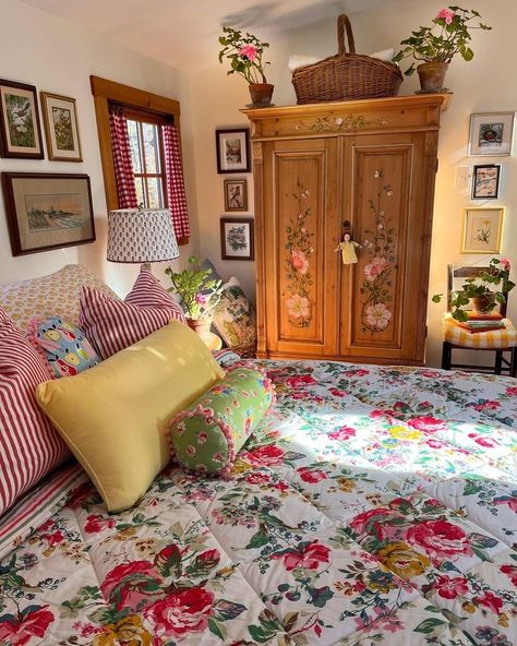 Old Farmhouse Esthetic, Grandma Aesthetic Room, Grandma Core Bedroom, 2000s Home Decor, Maximalist Cottage, Grandma Core Aesthetic, Kath Kidston, Vintage Maximalism, Bed On The Floor