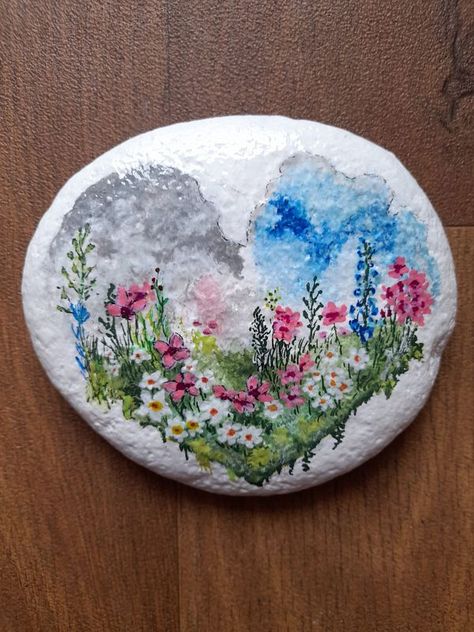 painting rocks! | Blooming Maystone... | Facebook Rock Painting Flowers, Rock Painting Supplies, Rock Flowers, Stone Art Painting, Painted Rocks Kids, Painted Rocks Craft, Painted Rocks Diy, Rock Painting Patterns, Painting Rocks