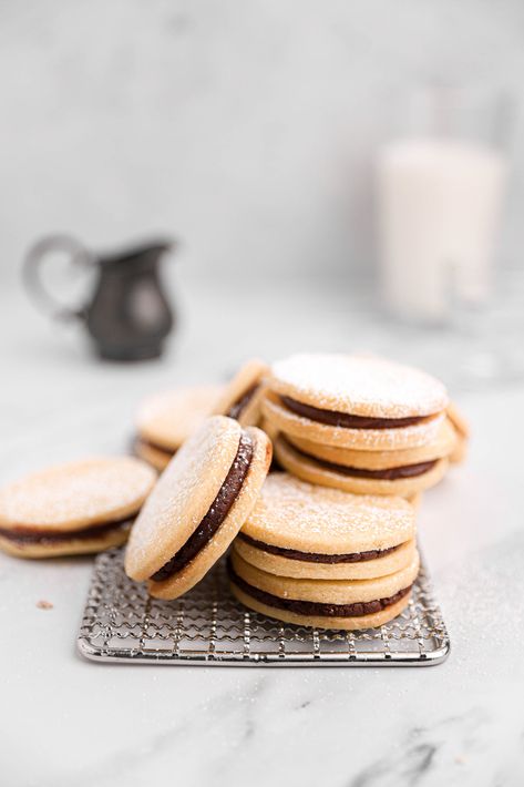 Chocolate Stuffed Sandwich Cookies Sandwich Cookies Christmas, Biscuits Sandwich, Sandwich Cookies Filling, Cookie Sandwich Recipes, Chocolate Shortbread Cookies, Biscuit Sandwich, Chocolate Creme, Jam Cookies, Buttercream Filling