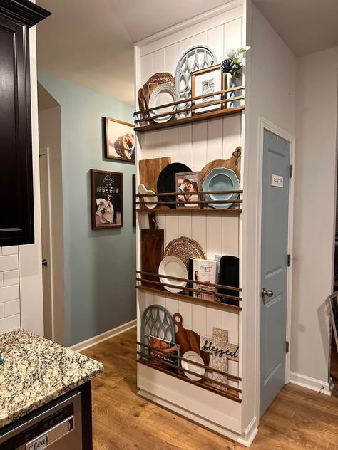 Kitchen Wall Ideas, Plate Rack Wall, Ranch Kitchen, Update Cabinets, Country Kitchen Designs, Narrow Kitchen, Dining Room Wall Decor, Wall Bookshelves, Plate Racks