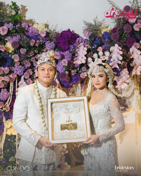 Rizky Febian dan Mahalini menggelar ijab kabul secara tertutup yang dihadiri sejumlah kerabat dan rekan artis terdekat. Terlihat keduanya memakai busana adat Sunda yang membuat mereka terlihat makin tampan dan cantik. Dedi Mulyadi, mantan Bupati Purwakarta, selaku saksi nikah dari pihak Rizky membocorkan mahar yang diberikan Rizky Febian untuk Mahalini Raharja ada uang dan emas logam mulia. Selamat untuk @mahaliniraharja & @rizkyfbian! ❤️ Foto: @thebridestory @axioo #mahalini #rizkyfebian... Siger Sunda, Moodboard Wedding, Logam Mulia, Foto Wedding, Wedding Prep, Mod Wedding, Wedding Poses, Wedding Photoshoot, Dress Wedding