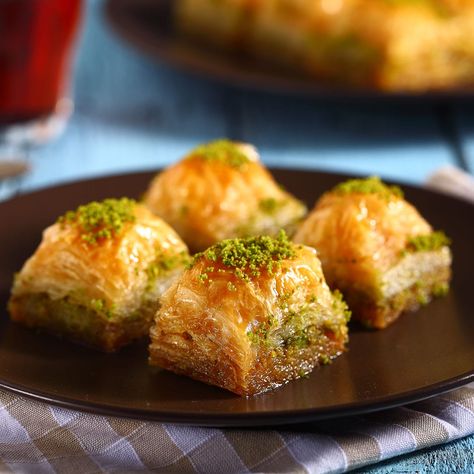 Baklava Dessert, Turkish Recipes Desserts, Coffee Sweets, Cypriot Food, Pistachio Baklava, Turkish Baklava, Turkish Desserts, Pasta Carbonara, Best Casseroles