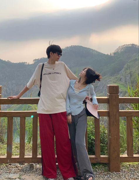 Asian Girl And White Boy, Boy Carrying Girlfriend Aesthetic, Boy X Girl, Aesthetic Asian, Asian Travel, European Girls, Couple Photo, Couples Goals, White Boys