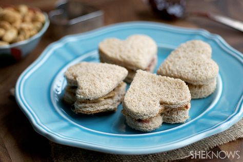 Fun heart sandwiches Sandwich Ideas Party, Heart Sandwiches, Sandwich Shapes, Valentines Party Food, Children Garden, Sandwich Wraps Recipes, Heart Shaped Food, Sandwich Ideas, Mini Sandwiches