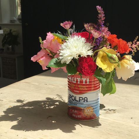 tomato tin with flowers Can Flowers, Tin Flowers, Canning Tomatoes, Table Flowers, Table Decor, Tin, Table Decorations, Canning, Flowers