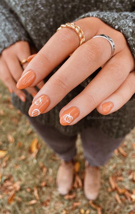 Easy Simple Fall Nails, Short Almond Nails Designs Fall, Fall Time Nails, Kutek Disney, Orange Nail, Simple Fall Nails, Fall Gel Nails, October Nails, Pumpkin Nails