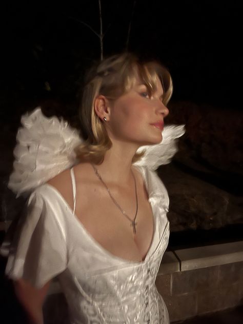 Aesthetic Halloween Costumes Blonde, Short Blonde Halloween Costumes, Juliet Angel Costume, Romeo And Juliet 1996 Costumes, Corset Outfit Dress, Short Blonde Hair Halloween Costumes, Red Angel Costume, Short Hair Characters Halloween, Halloween Costumes Blonde Hair