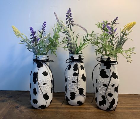 Small Milk Bottle Crafts, Cow Print Vase, Cow Print Mason Jar Centerpiece, Cow Print Centerpiece Ideas, Sweet 16 Cow Print Theme, Cow Table Decorations, Diy Cow Decorations, Milk Jar Centerpieces, Cow Diy Decor