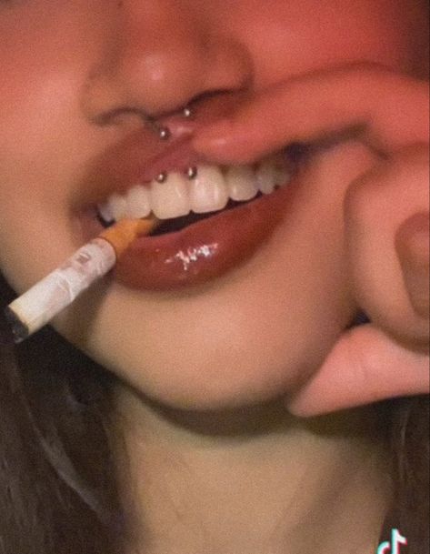 Septum piercing, smiley piercing, ciggrattes, lana del rey core, lipgloss, lipsticks, aesthetic, piercings Tongue And Smiley Piercing, Smiley Piercing And Septum, Piercing Aestethic, Cute Facial Piercings Lips, 90s Piercings, Septum And Smiley Piercing, Inside Lip Piercing, Tounge Pericings Aesthetic, Lip Piercings Aesthetic