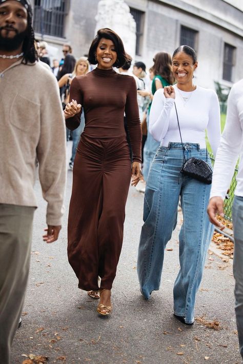 Here’s some street style summer looks worth recreating: easy and guarantee to turn heads! @vogueaustralia @karyastreetstyle @imaxtree @lizsunshine Kelly Rowland Style, Feminine Black Women, Woman Casual, Unique Outfit, Kelly Rowland, Street Style Summer, Streetwear Fashion Women, Street Style Chic, Black Women Fashion