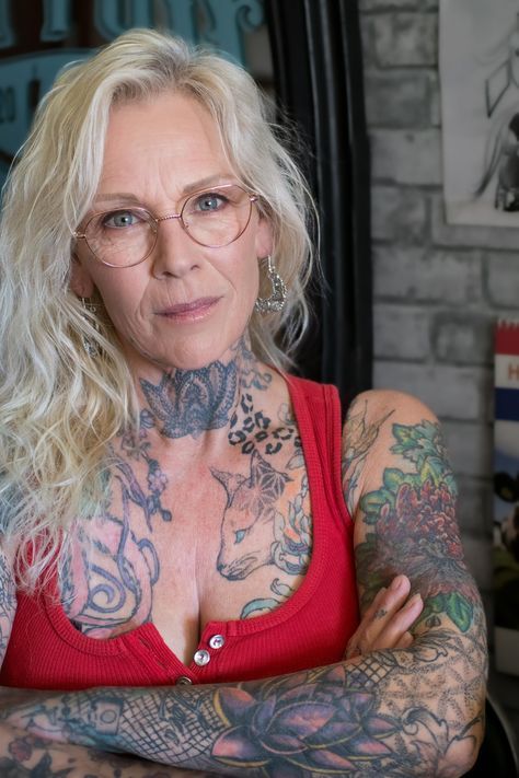 Old People With Tattoos, Older Women With Tattoos, Eccentric People, Old Women With Tattoos, People With Tattoos, Best Portrait Photography, Woman With Tattoos, Female Tattoo Models, Tattooed Woman