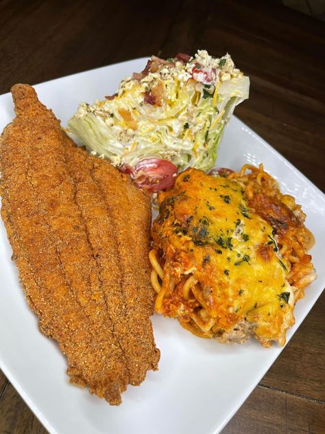 Cheesy Spaghetti, Wedge Salad, Fried Catfish, Soul Food Dinner, Food Crush, Food Babe, Delicious Snacks Recipes, Food Goals, Food Platters