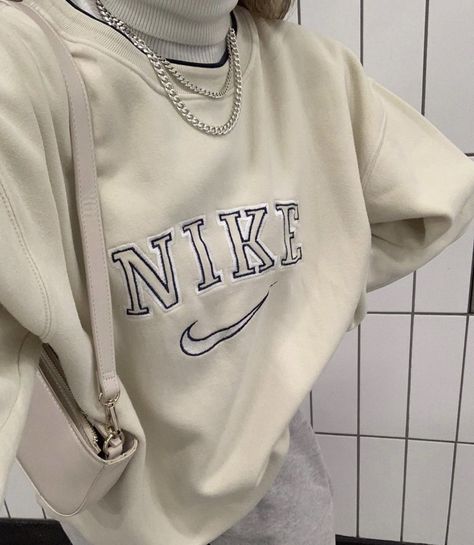 Highsnobiety Fashion, Vintage Nike Sweatshirt, Streetwear Mode, Nike Pullover, Nike Sweatshirt, Nike Vintage, Nike Sweatshirts, Vintage Hoodies, Streetwear Fashion Women