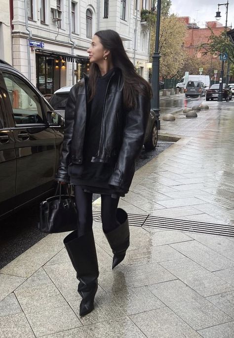 Oversized Boots Outfit, Winter 2025 Outfits Trends, First Date Winter Outfit, Outfit With Long Boots, Chloe Boots Outfit, City Trip Outfit, Loafers Look, Biker Boots Outfit, Jeans Boots Outfit