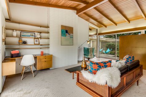 Long Beach midcentury house for sale for $979K - Curbed LA 50s Bungalow, Midcentury House, Japanese Home, Japanese Home Decor, Midcentury Home, Mid Century Modern Interiors, Built In Desk, Mid Century Modern House, Mid Century House