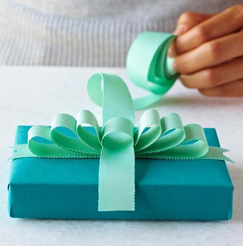 Add pizzazz to your wrapped gifts with a striking bow. Diy Gift Bow, Cute Gift Wrapping Ideas, Homemade Bows, Gift Wrapping Inspiration, Bows Diy Ribbon, Paper Bow, Gift Wrapping Ideas, Gifts Wrapping Diy, Unique Gift Wrapping