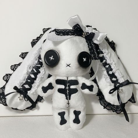 Creepy Bunny Plush, Creepy Cute Dolls, Scary Plushies, Weird Plushies, Creepy Plushies, Gothic Bunny, Diy Plushies, Creepy Stuffed Animals, Creepy Cute Fashion