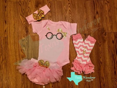 Harry Potter Baby, Harry Potter Baby Girl, Potterhead, Baby clothes, Baby Wizard, Glasses & Lightning Bolt, Baby Shower Gift Harry Potter Baby Girl, Harry Potter Baby Gift, Harry Potter Baby Clothes, Harry Potter Outfit, Classic Baby Books, Baby Harry Potter, Harry Potter Onesie, Clothes Websites, Harry Potter Nursery