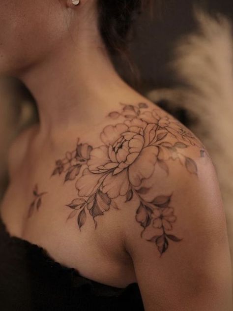 Women's flower shoulder tattoos. - MELTBLOGS Realistic Shoulder Tattoos For Women, Magnolia Shoulder Tattoos For Women, Peonies Tattoo Shoulder, Peony Shoulder Tattoos For Women, Peony Shoulder Cap Tattoo, Floral Collarbone Tattoo, Peony Back Tattoo, Pretty Shoulder Tattoos For Women, Peony Tattoo Shoulder