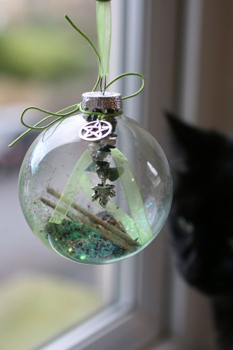 Ancestor to the christmas ball, the witch globe is a very old protective… Witch Ball, Wiccan Crafts, Home Blessing, Pagan Crafts, Eclectic Witch, Witchy Crafts, Practical Magic, Kitchen Witch, Christmas Ball