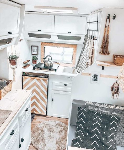 Beautiful Boho RV remodels to inspire your next renovation and make you swoon big time! Bohemian-inspired remodels of fifth wheels, motorhomes, vans and camper trailers. #bohocamper #bohorv #bohorenovation #bohoinspiration #bohovan #bohemianrv #bohemiancamper #bohemiantrailer Rv Decorating Ideas Kitchen, Trailer Remodel Ideas, Rv Decorating Ideas, Living Van, Rv Decorating, Caravan Living, Glamper Camper, Motorhome Interior, Small Camper