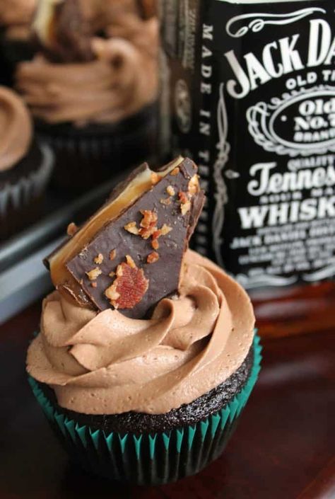 Chocolate-Whiskey Cupcakes - The Kitchen Prep Blog Whiskey Cupcakes, Boozy Cupcakes, Whiskey Recipes, Boozy Desserts, Kitchen Prep, Köstliche Desserts, Piece Of Cake, Birthday Food, Jack Daniels