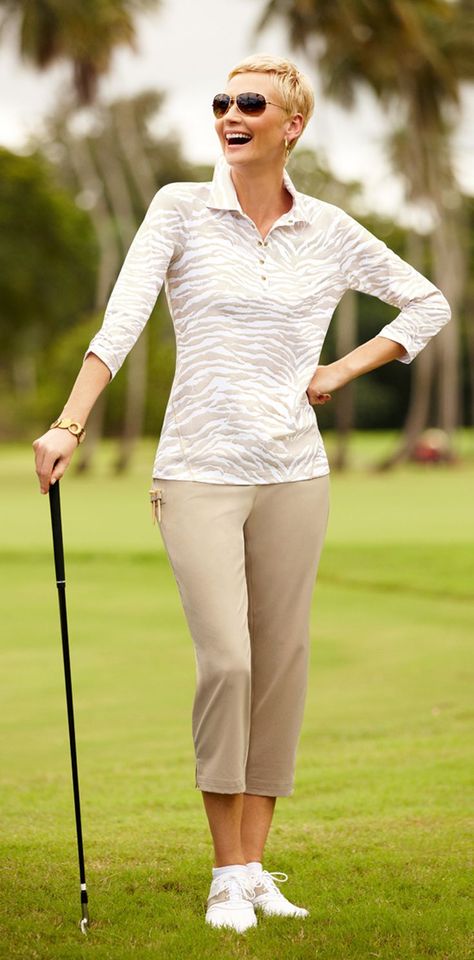 Casual Golf Outfit, Chicos Fashion, Fashion 40s, Golf Accessories Ladies, Casual Outfits For Women, Golf Attire Women, White Pants Women, Golf Stuff, Golf Style