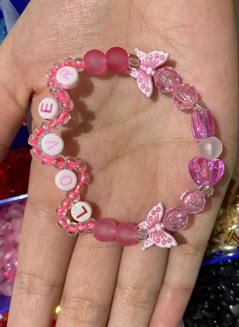 Lover Ts Bracelet, Lover Era Bracelet, Lover Friendship Bracelet Ideas, Lover Bracelet Ideas, Lover Friendship Bracelet Taylor Swift, Lover Bracelets Taylor Swift, Lover Friendship Bracelet, Dr Belongings, Stepmother's Marchen