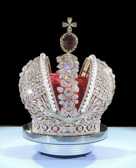 The Great Imperial Crown was the main symbol of the power of the Russian monarchs between 1762 and 1917, from Catherine II until the overthrow of Nicholas II. St Edward's Crown, Crown Illustration, Imperial Crown, Pearl Tiara, Family Jewellery, Diamond Brooch, Crown Jewels, Tiaras And Crowns, Time To Celebrate