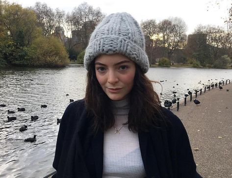 Lorde brilliantly debunks some myths about dealing with acne Lorde Hair, Lorde, Music Artists, Style Icons, Pretty People, Beautiful People, Fangirl, A Woman, Musical