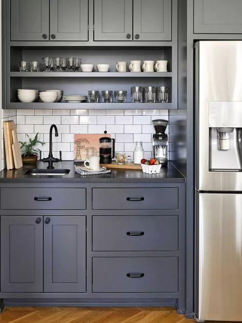 Black Countertops Are Making a Comeback—Here’s How to Get the Look Grey Kitchen Countertops, Replacing Cabinets, Black Kitchen Countertops, Black Countertop, Colorful Backsplash, Dark Countertops, Grey Backsplash, Painted Cabinets, Countertop Options