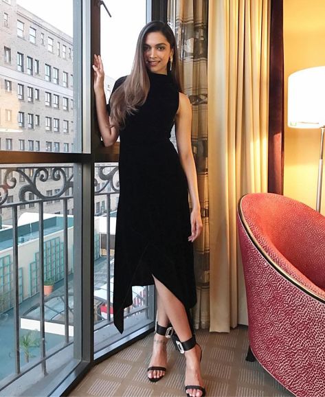 “Deepika Padukone in Los Angeles last night for " Women in Film " Party. Styled by…” Dress Midi Elegant, Roland Mouret Dress, Deepika Padukone Style, Night Style, Elegant Hair, Ideas Party, Fashion Night, Black Party, Dress Midi