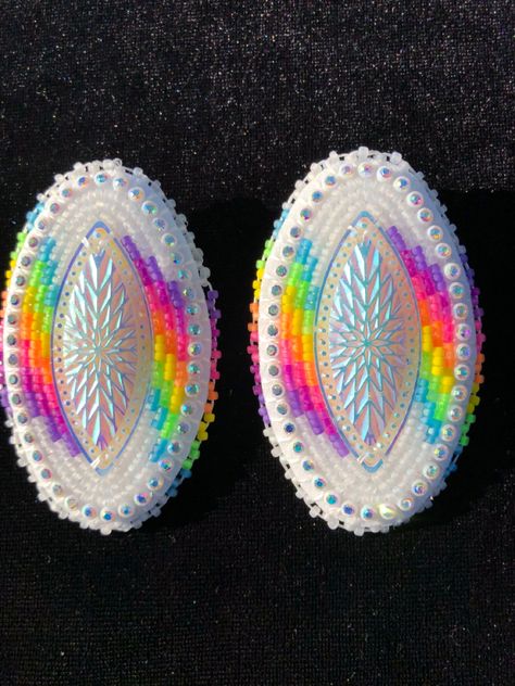 Native Beading Designs, Beaded Cab Earrings, Neon Beaded Earrings, Beaded Earrings Native Beadwork, Pretty Beaded Jewelry, Native American Beadwork Earrings, Neon Earrings, Indigenous Crafts, Native Beaded Earrings