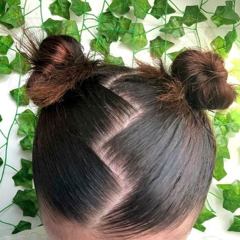 Hair Styles For Competitions, Ziczac Hairstyle, 90s Zig Zag Part, Zigzag Part Hairstyles, Hip Hop Dance Hairstyles, Zigzag Part Hair, Spiky Buns Hair, Zig Zag Bun, Festival Hair Short