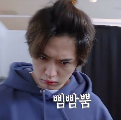 Bahaha I'm not sure if his angry or acting cute TT Lee Know Angry, Mad Face, Im Gonna Love You, Skz Memes, Angry Face, I Know You Know, Lee Know Stray Kids, Lee Minho, The Boy Is Mine