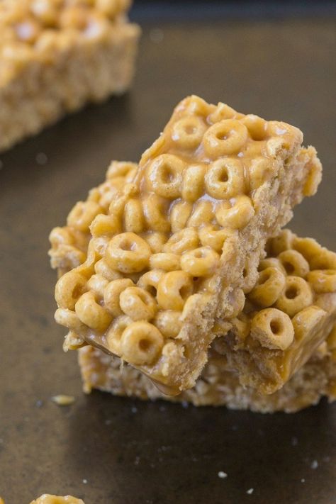 3 Ingredient No Bake Cereal Bars Cereal Bars Homemade, Cheerios Recipes, Violet Recipes, Peanut Butter Cheerio Bars, Cereal Bars Recipes, Weight Watcher Desserts, Homemade Cereal, Healthy Sweet Snacks, Healthy Cereal