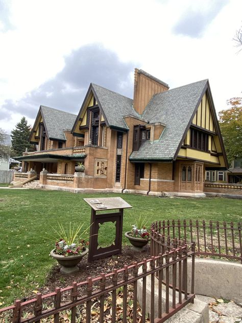 Travel with a Local: Oak Park, Illinois - Verily Oak Park Chicago, Oak Park Illinois, Chicago Vintage, Moore House, Frank Lloyd Wright Homes, Chicago Suburbs, Chicago History, Chicago City, Colonial Revival