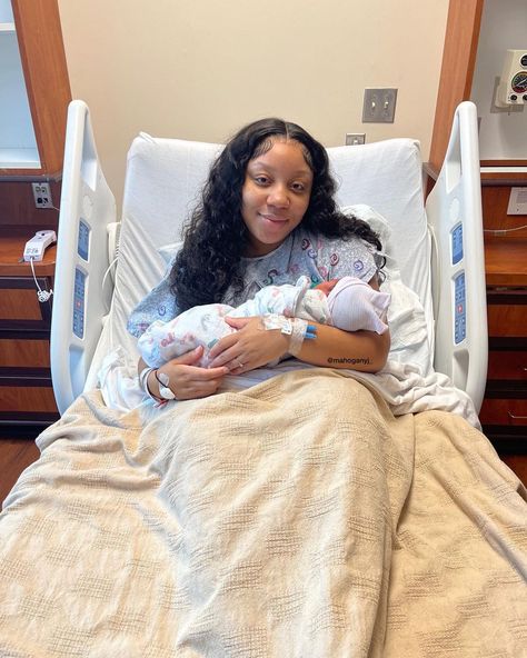 After Birth Pictures Black Women, Labor And Delivery Black Women, Labor And Delivery Photos, Labor Pictures, Black Labor And Delivery Nurse Aesthetic, Delivery Room Pictures, Labor And Delivery, Hospital Pregnant, Black Couple Pregnant Hospital