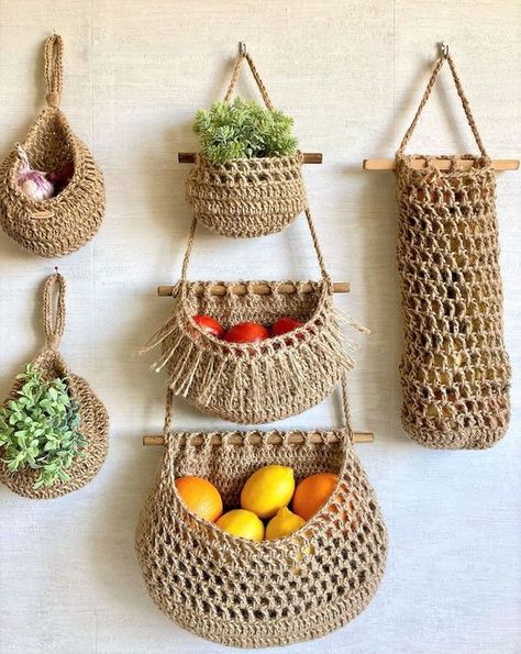 Pola Macrame, Crochet Storage Baskets, Crochet Storage, Crochet Basket Pattern, Crochet Home Decor, Homecoming Hair, Pola Sulam, Tea Cozy, Macrame Ideas