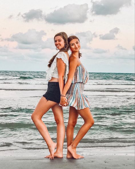 3 Sibling Beach Pictures, Family Vacation Poses, Beach Pic Ideas With Friends, Friends Beach Poses, Beach Photography Poses Friends, Beach Poses Sisters, Beach Friends Poses, Beach Poses With Family, Beach Poses For Friends